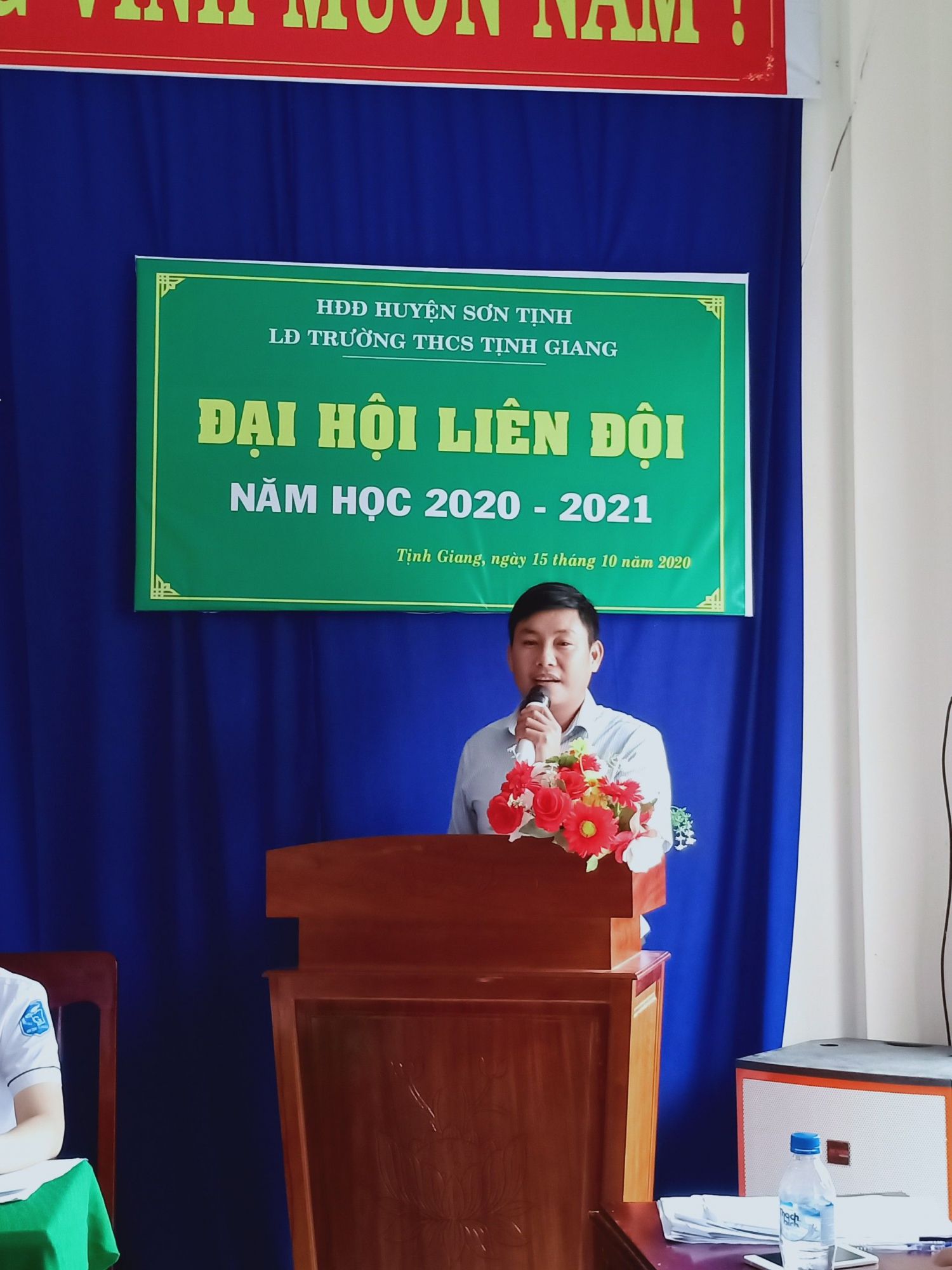 Thầy Lê Nam Quang - đại diện chi bộ phát biểu ý kiến